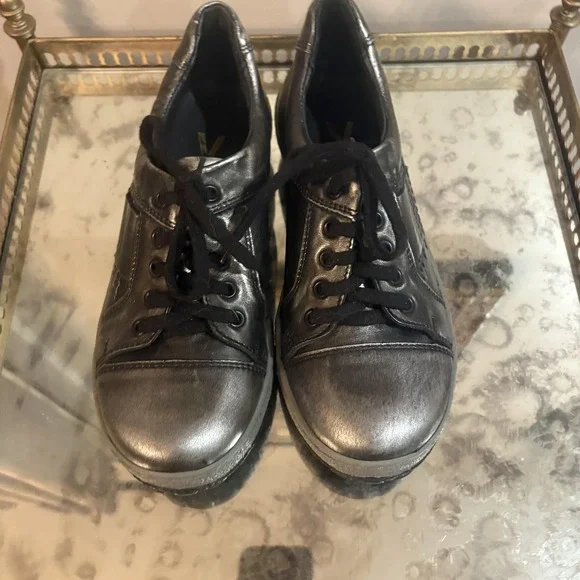 V Italia Shoes Womens Size 39 EU Silver Metallic Lace Up Comfort Casual Sneakers - Picture 2 of 9
